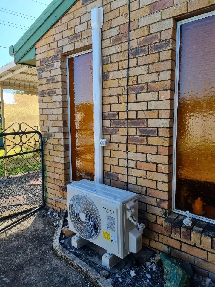 Complete outdoor unit and pipe-cover installation