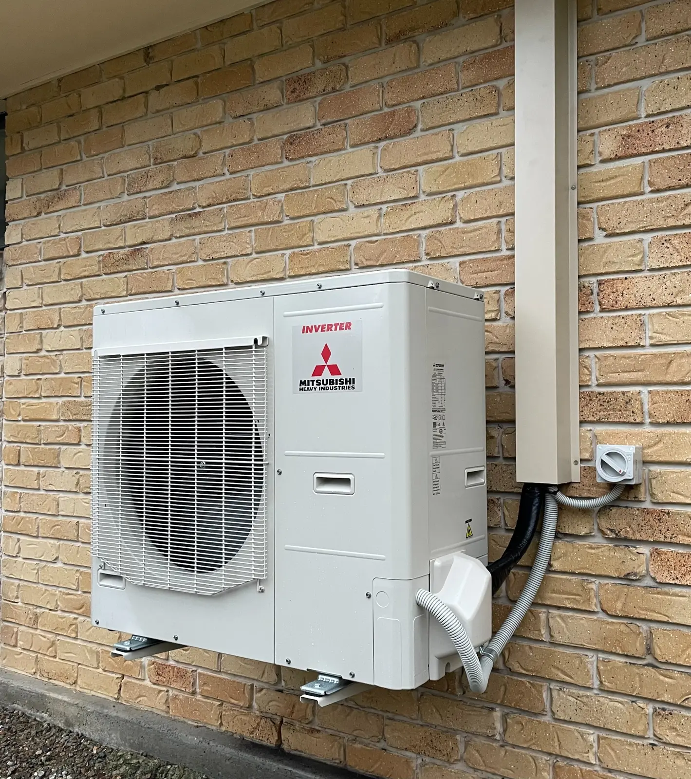 Neat Mitsubishi Heavy Industries outdoor unit installation